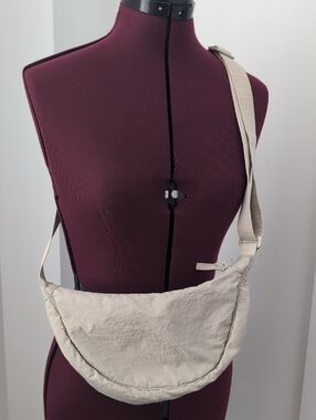 Uniqlo Round Shoulder Bag Cream